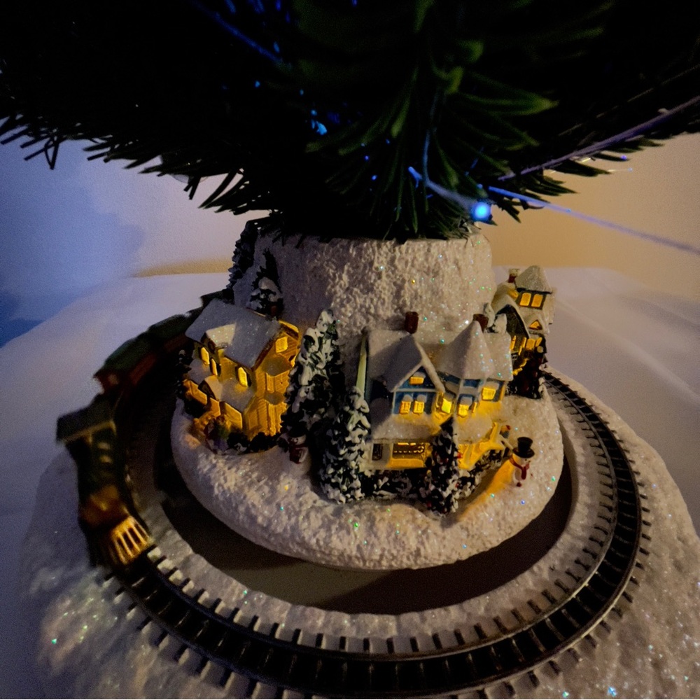 Thomas Kinkade Holiday Sparkle Fiber Optic Christmas Tree w/Moving Train & Music - Picture 10 of 12